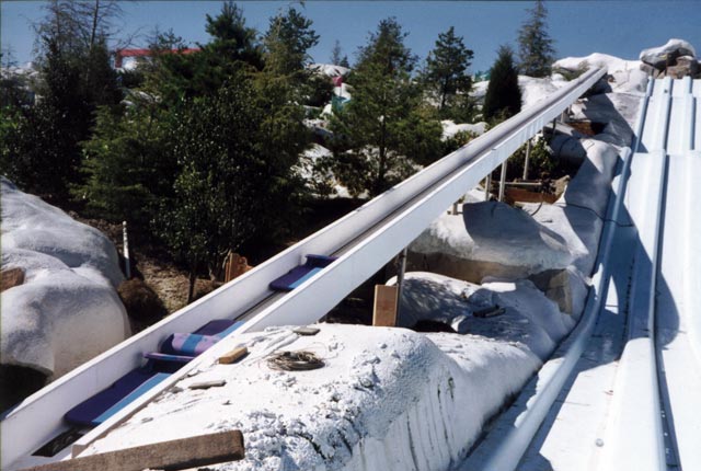 This picture shows the long steep incline the high speed conveyor Zipflo Mat Mover operates on.