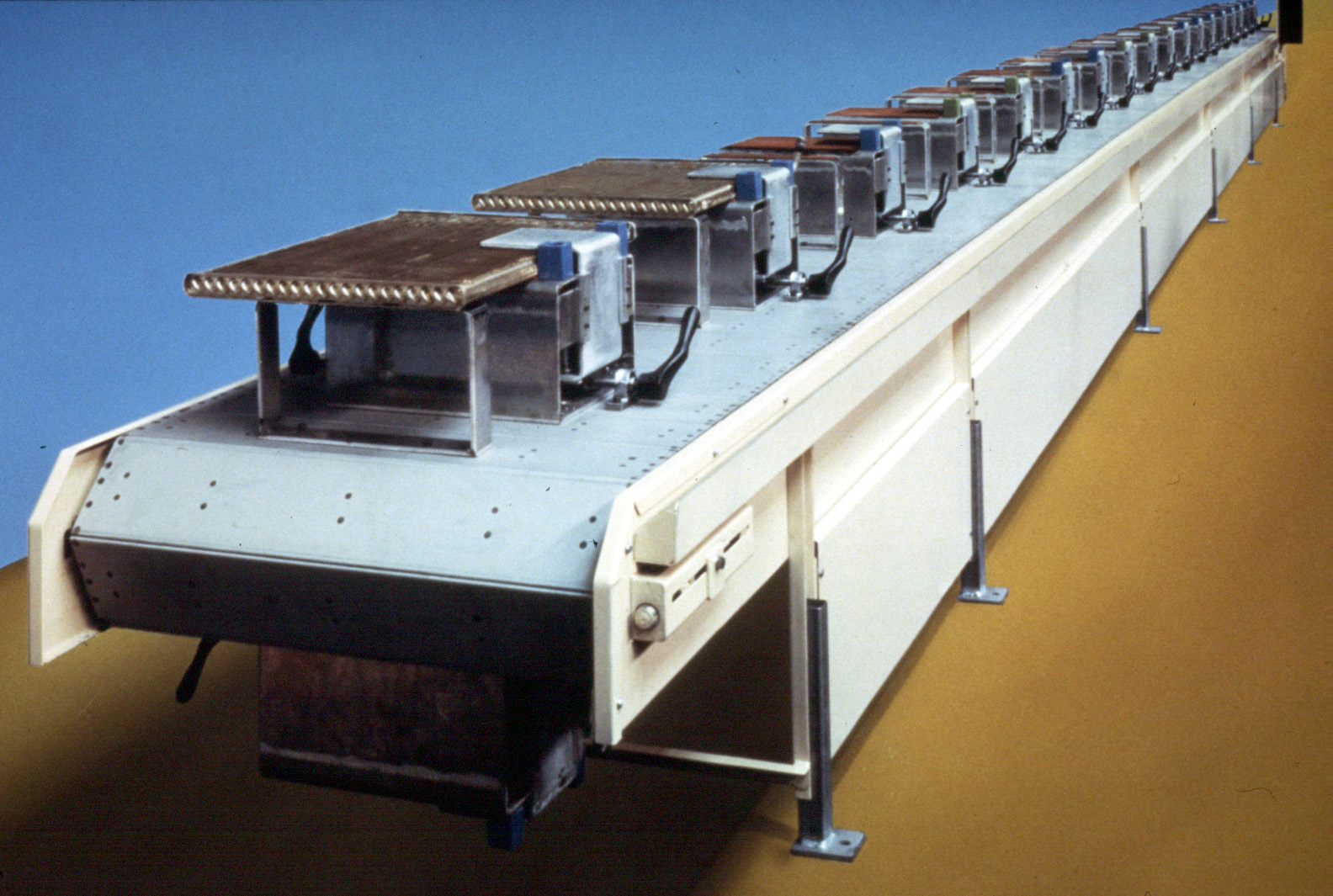 Kornylak manufactures a variety of conveyor systems for manufacturing, material handling and insulation production.