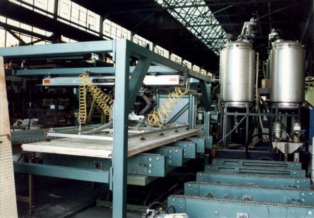 The Board Transfer Unit is uses on ridged skin, insulated, foam core panel production lines.