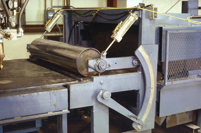 The upper roller is vertically adjustable prior to production, while the lower plate is adjustable vertically for fine adjustments during production.