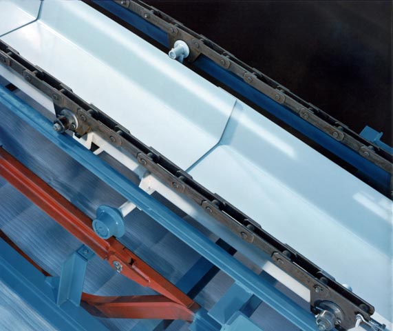 TKV Tray Conveyors can carry material on either the top or bottom track and can be loaded or unloaded continuously, or at selected points on either track.